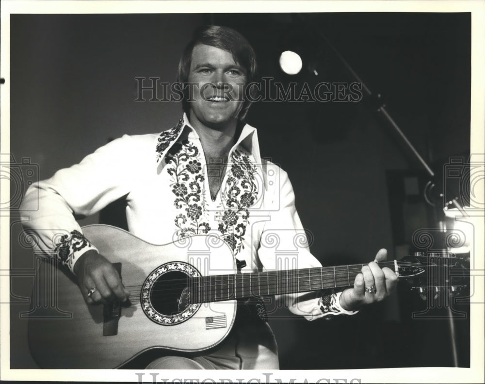 1975 Press Photo Singer Glen Campbell Singing and Playing Guitar - nox07533