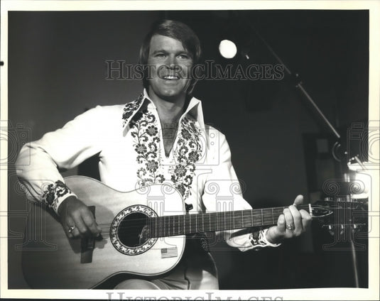 1975 Press Photo Singer Glen Campbell Singing and Playing Guitar - nox07533