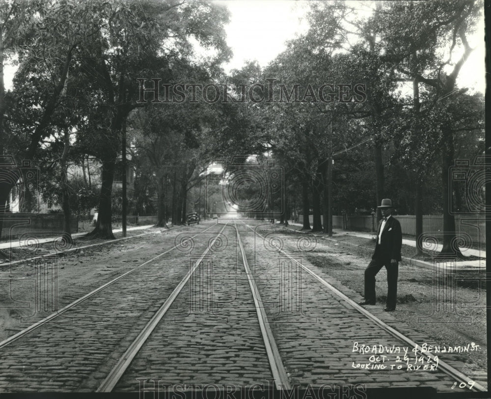 1929 Press Photo Man standing by Broadway and Benjamin Streets looking to river