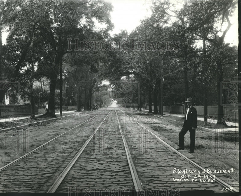 Load image into Gallery viewer, 1929 Press Photo Man standing by Broadway and Benjamin Streets looking to river
