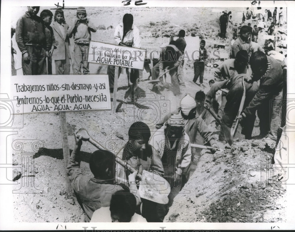 1964 Press Photo Bolivia - Sixth Grade Student Dig for Portable Water System