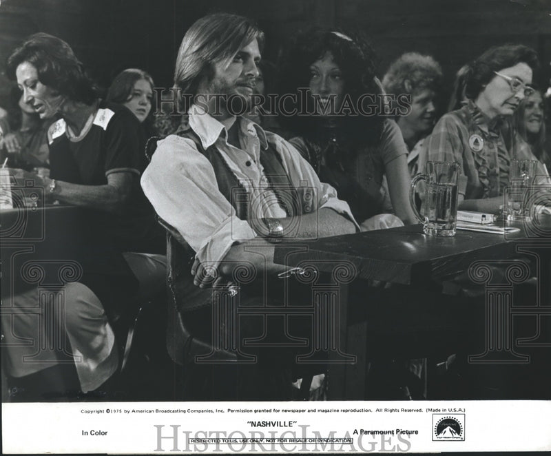 Load image into Gallery viewer, 1975 Press Photo Rock Star Keith Carradine with Shelly Duvall in "Nashville"
