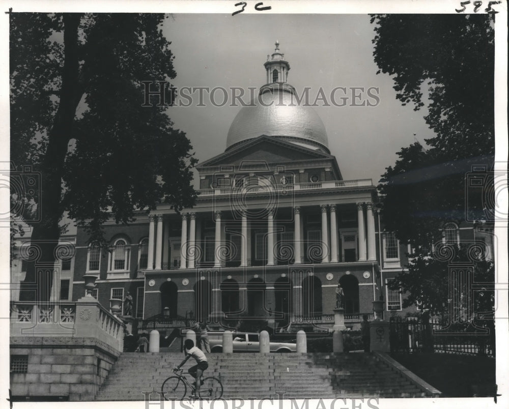 1974 Press Photo The State House on Beacon Street, Boston, Massachusets- Historic Images