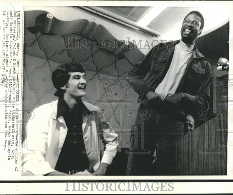 Load image into Gallery viewer, 1974 Press Photo Seattle Supersonic Bill Russells Signs Tom Burleson - nox07736

