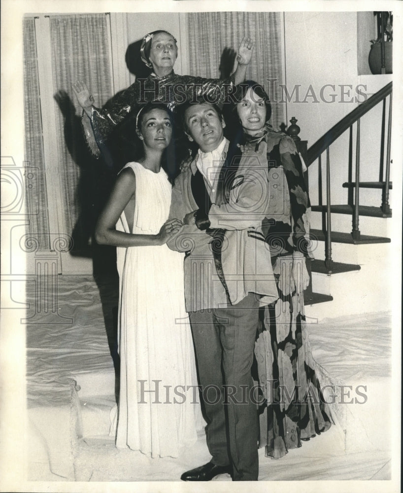 1975 Press Photo Cast of "Blithe Spirit" starring Evelyn Hendrickson