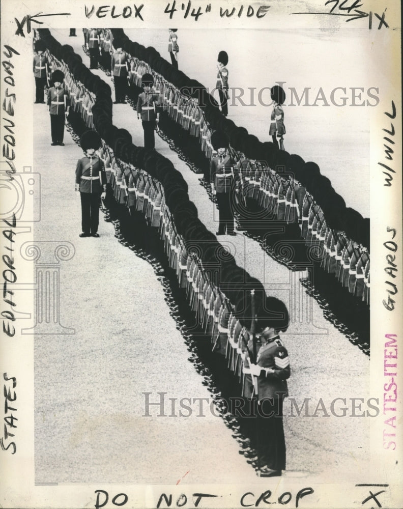 Load image into Gallery viewer, 1971 Press Photo Great Britain's famous Royal Guard in drill practice
