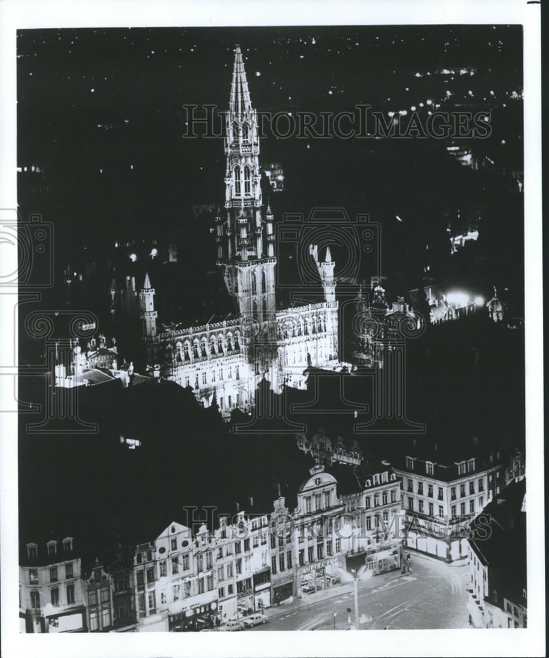 Load image into Gallery viewer, 1979 Press Photo Belgium - View of City Hall in Brussels at Night - nox07945
