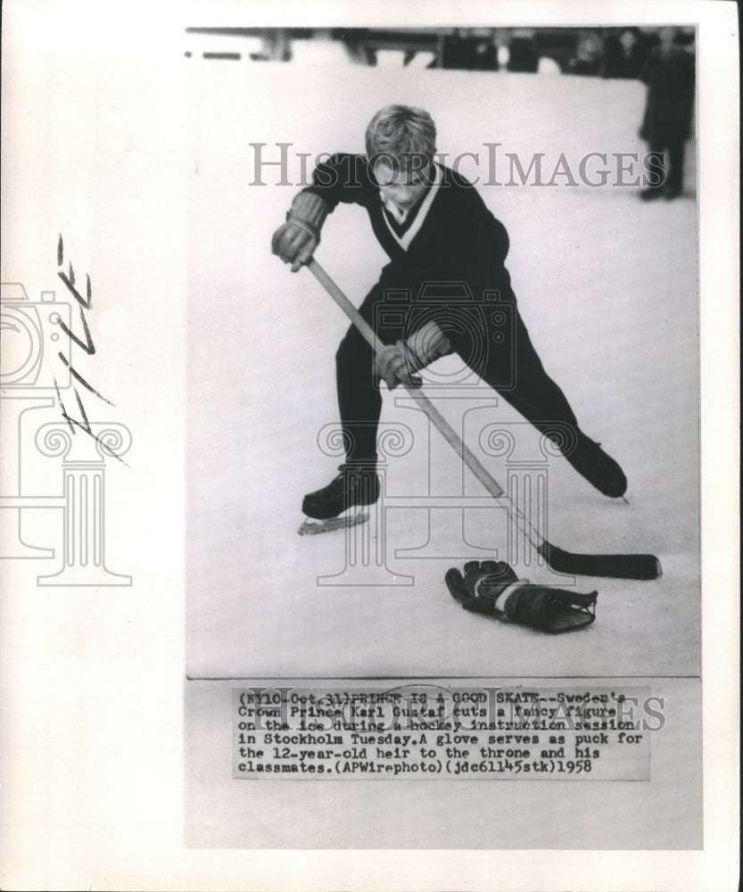 1958 Press Photo Royalty Prince Karl Gustaf of Sweden has Hockey Instruction