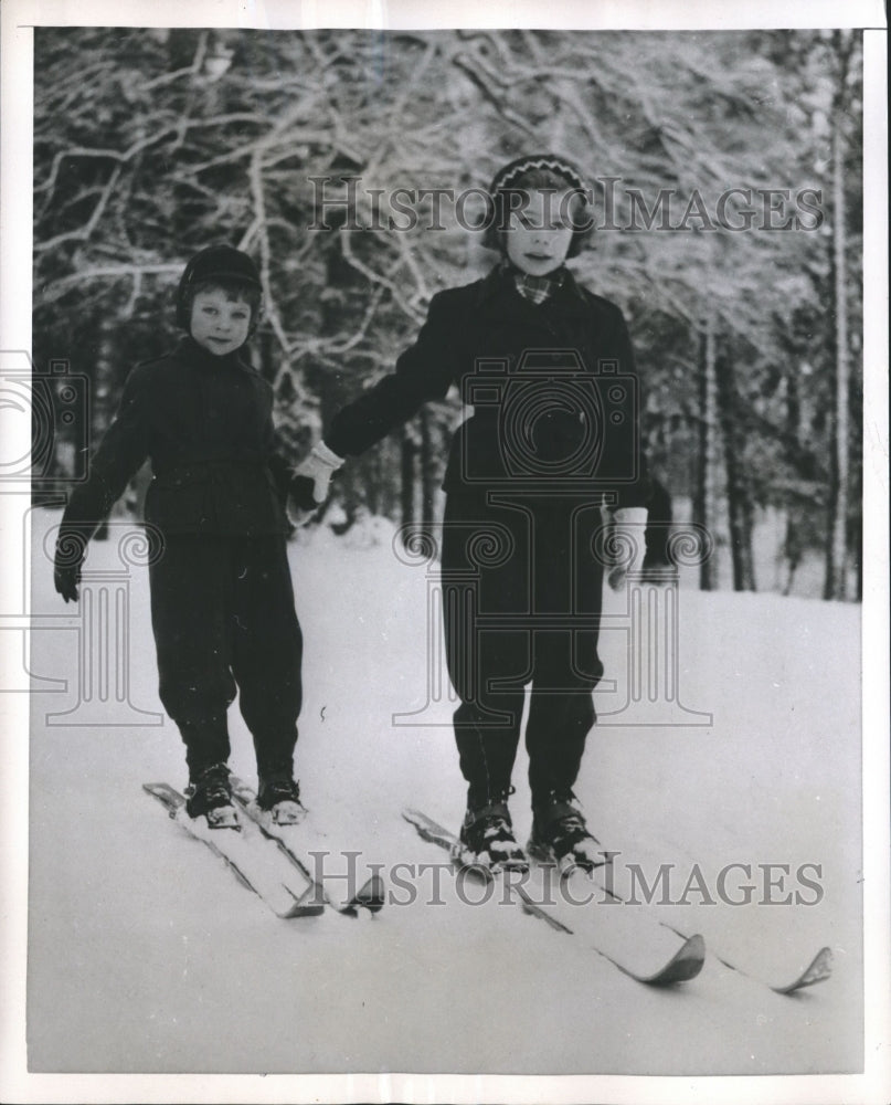 1953 Press Photo Royalty - Crown Prince Carl Gustaf &amp; Princess Christina on Skis