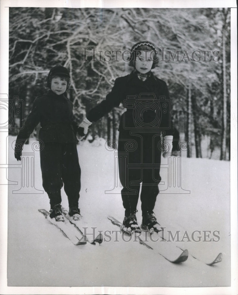 Load image into Gallery viewer, 1953 Press Photo Royalty - Crown Prince Carl Gustaf &amp; Princess Christina on Skis
