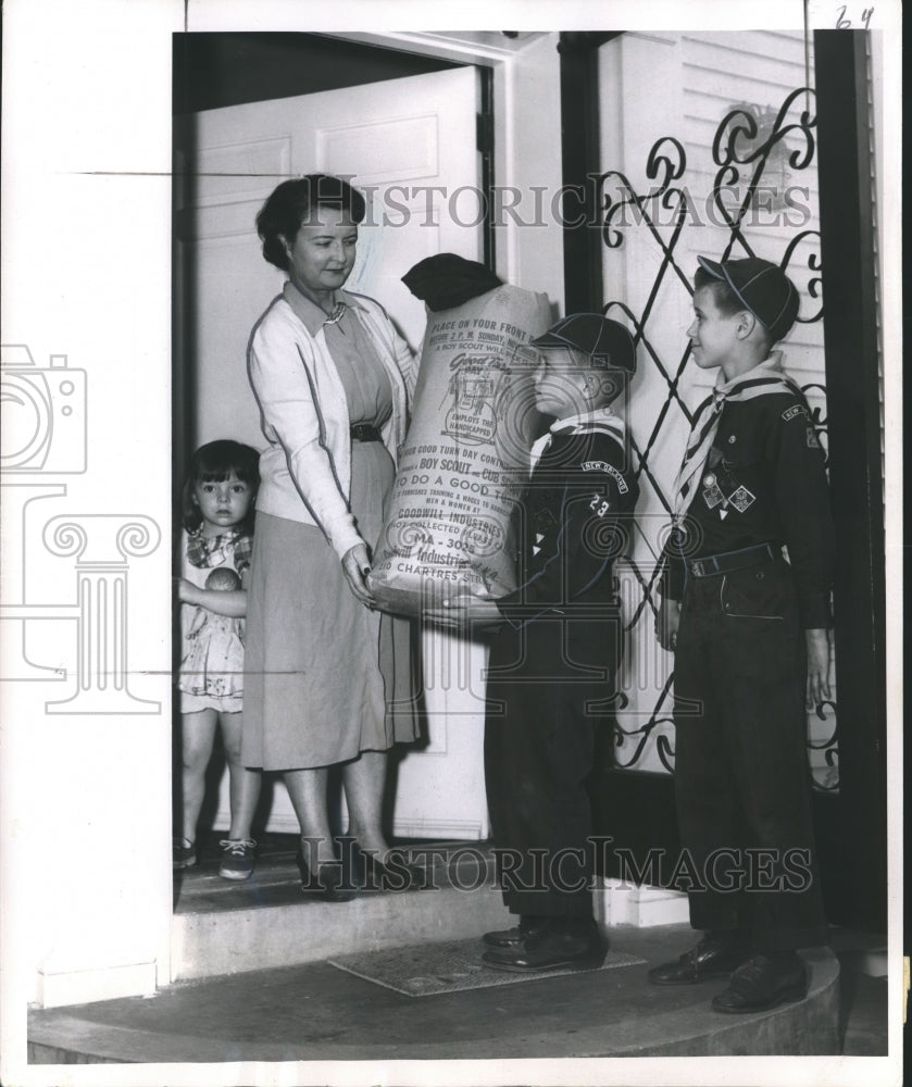 1955 Press Photo &quot;Good Turn Day&quot; clothing drive staged by New Orleans Cub Scouts