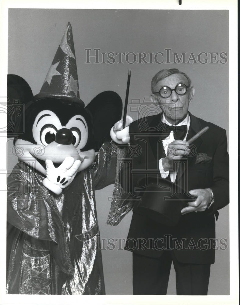 Load image into Gallery viewer, 1988 Press Photo George Burns, Mickey in "Disney's Magic in the Magic Kingdom"
