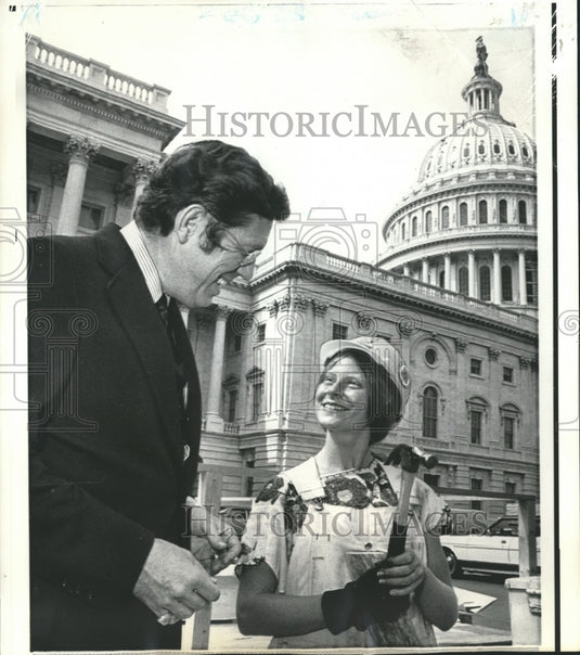 1972 Press Photo Rep. Clarence J. Brown Talks to Karen Claffy Near Capitol