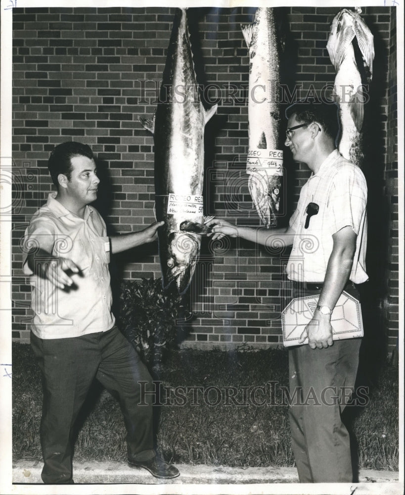 1970 Press Photo Gerald Adkins and Phillip Blanchard discuss record fish caught