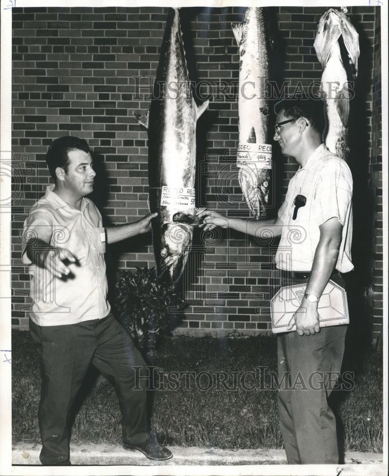 Load image into Gallery viewer, 1970 Press Photo Gerald Adkins and Phillip Blanchard discuss record fish caught
