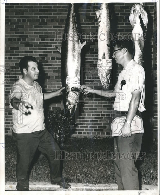 1970 Press Photo Gerald Adkins and Phillip Blanchard discuss record fish caught