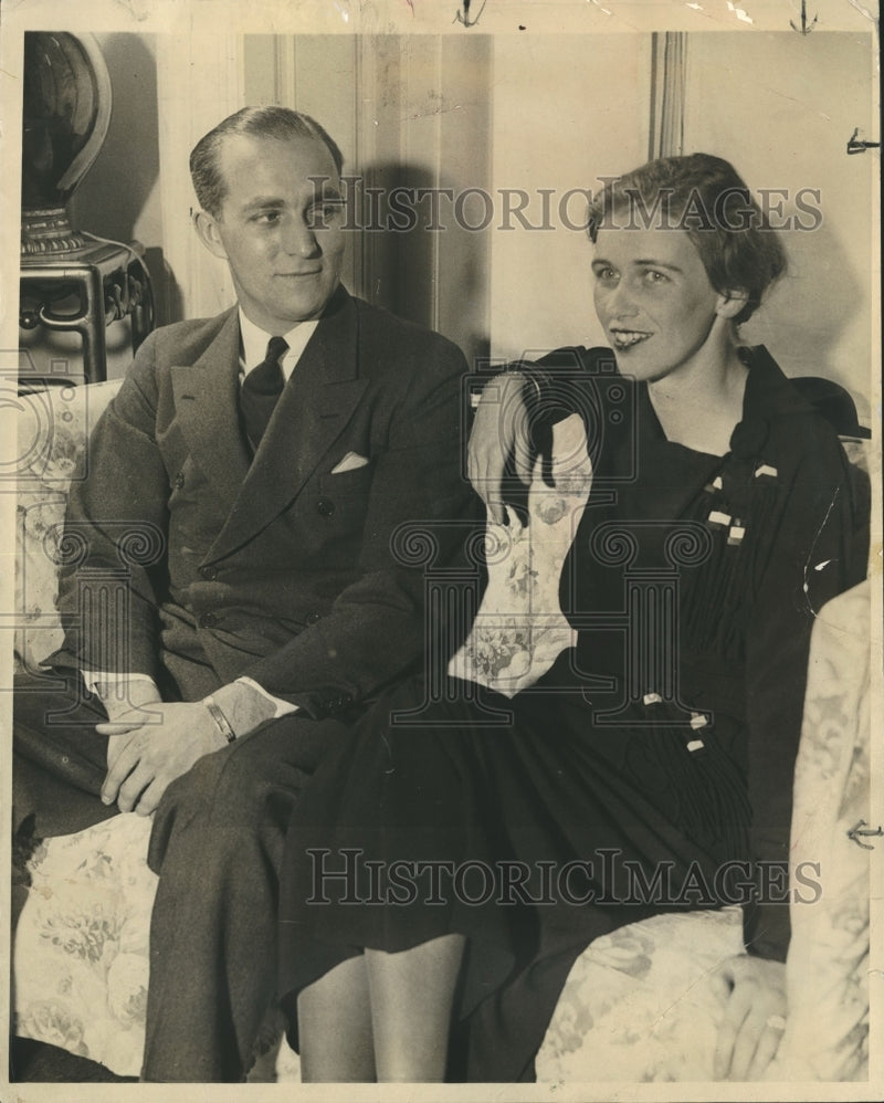 Load image into Gallery viewer, 1935 Press Photo Mr. and Mrs. John Boettiger - nox08499
