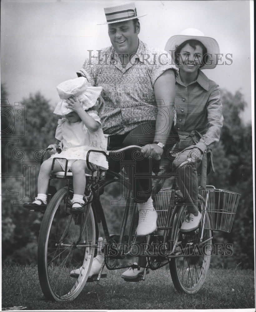 1971 Press Photo Attorney Carl Brown with Wife and Daughter on Bicycle- Historic Images