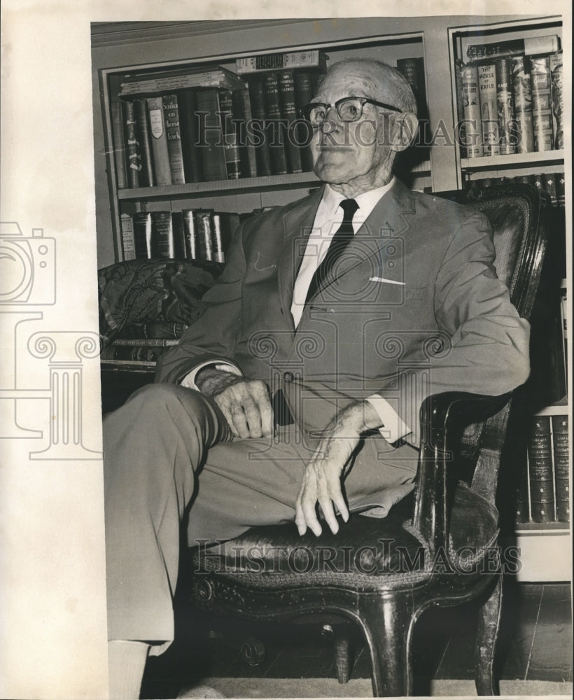 1967 Press Photo Marcus Buford, retired decorator, evaluating chair - nox08628