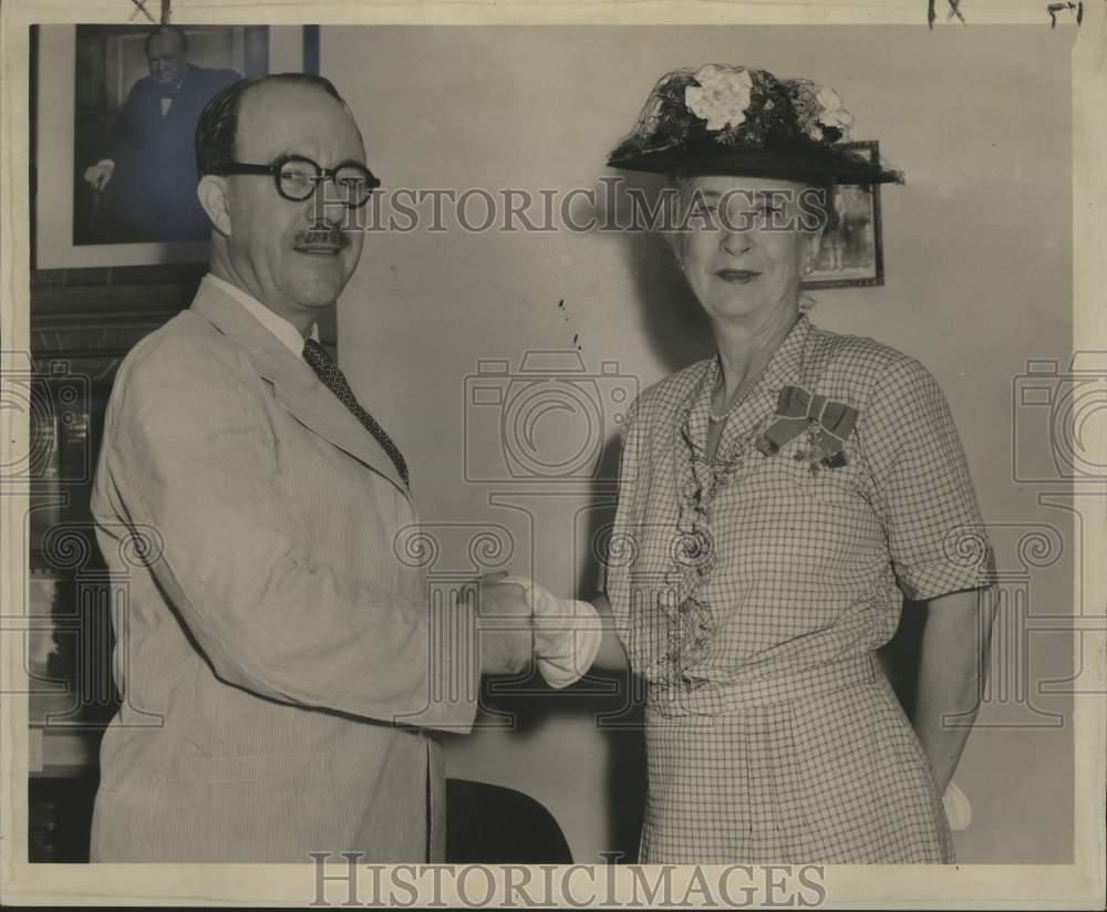 1947 Press Photo A.S. Calvert shaking hands with Mrs. Robinson - nox08790- Historic Images