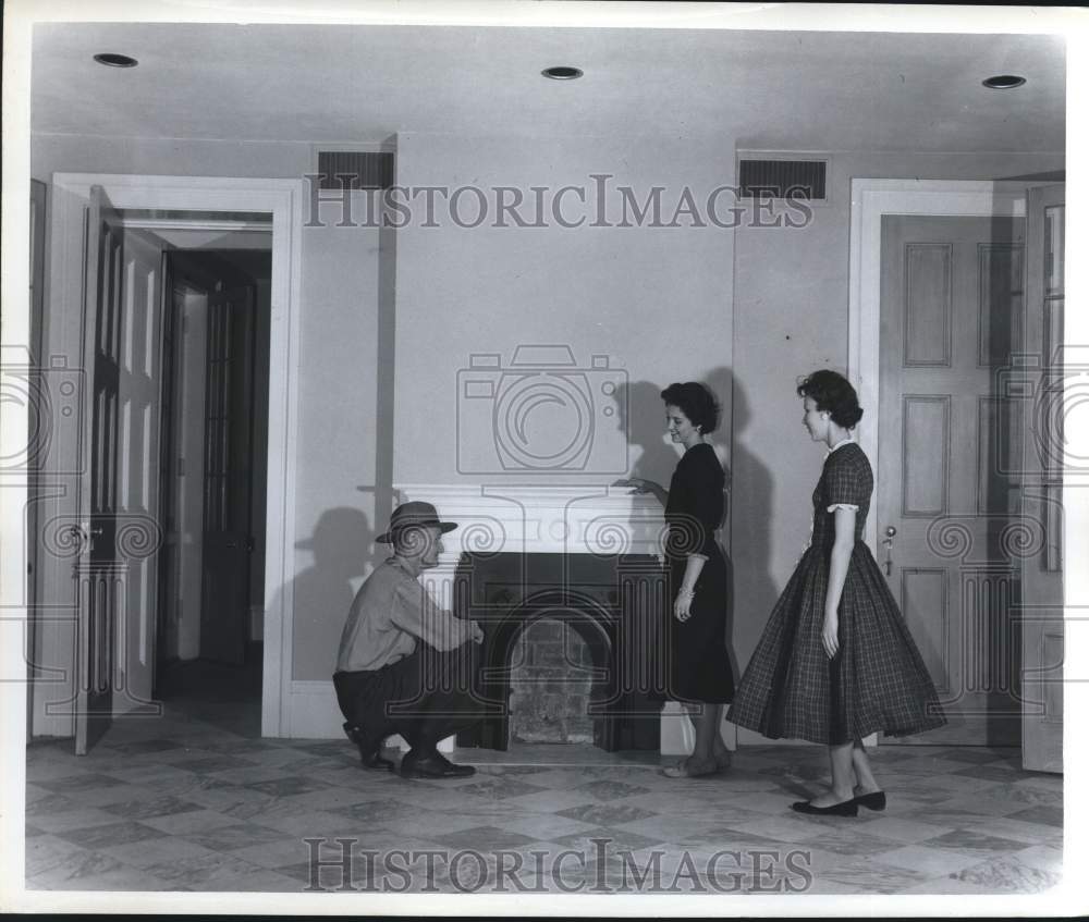 1959 Press Photo Chalmette National Park officials inspecting a fireplace- Historic Images