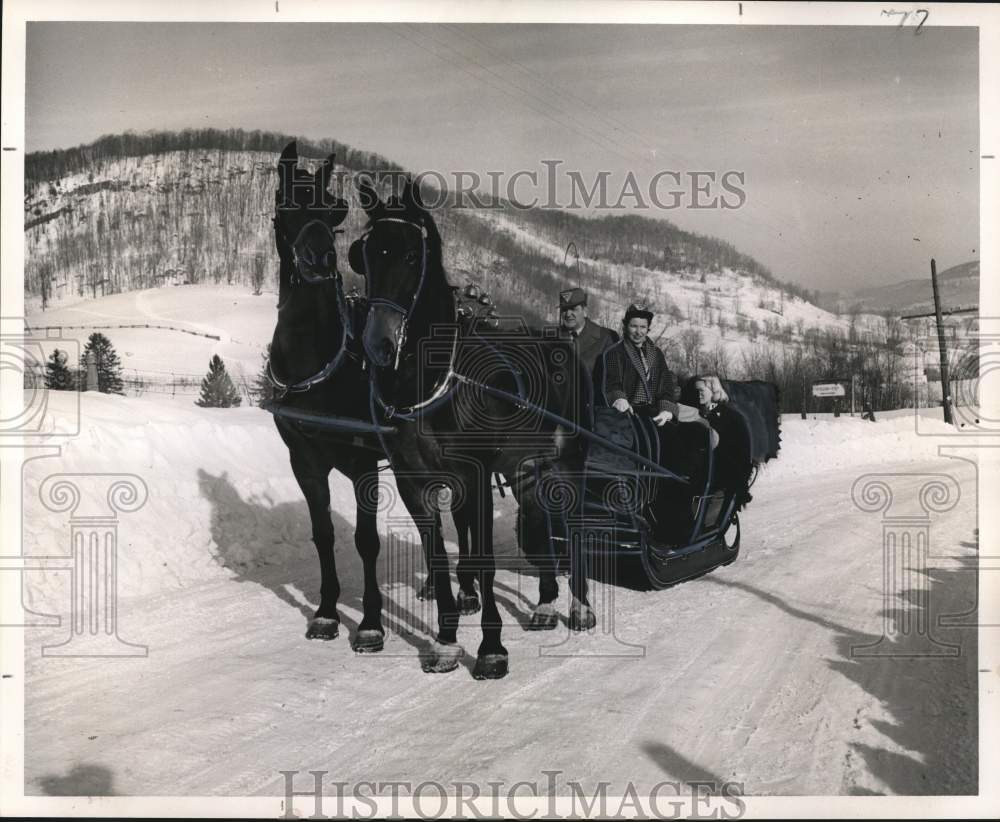 1957 Press Photo Sleigh riding in the Laurentian Mountains near Piedmont