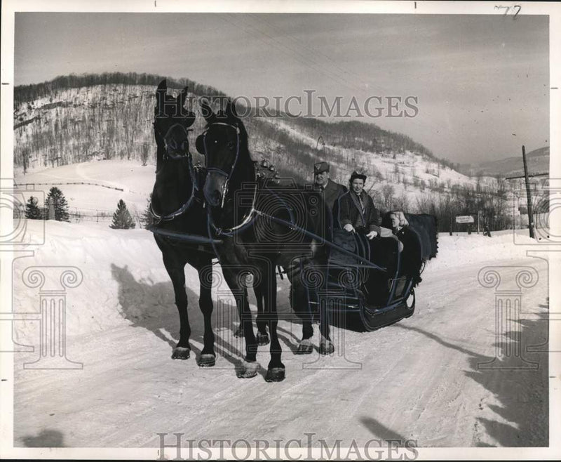 Load image into Gallery viewer, 1957 Press Photo Sleigh riding in the Laurentian Mountains near Piedmont
