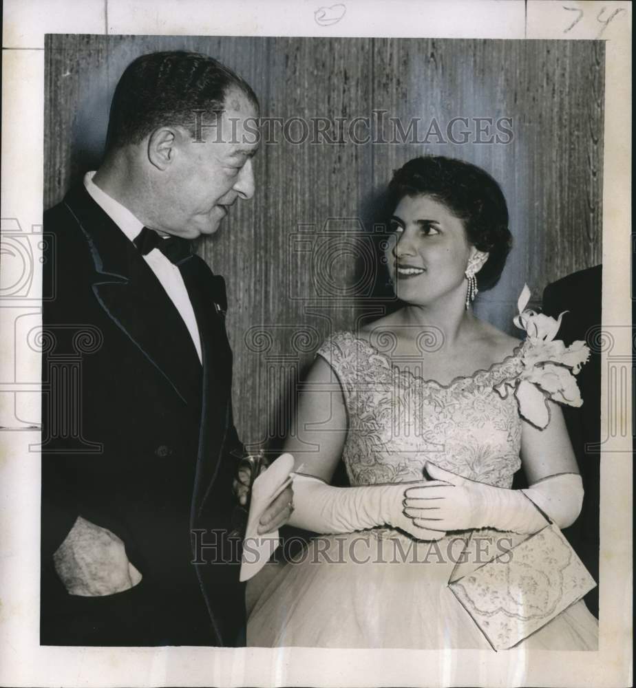 1945 Press Photo Captain Neville Levy chatting with Mrs. Castillo Armas- Historic Images