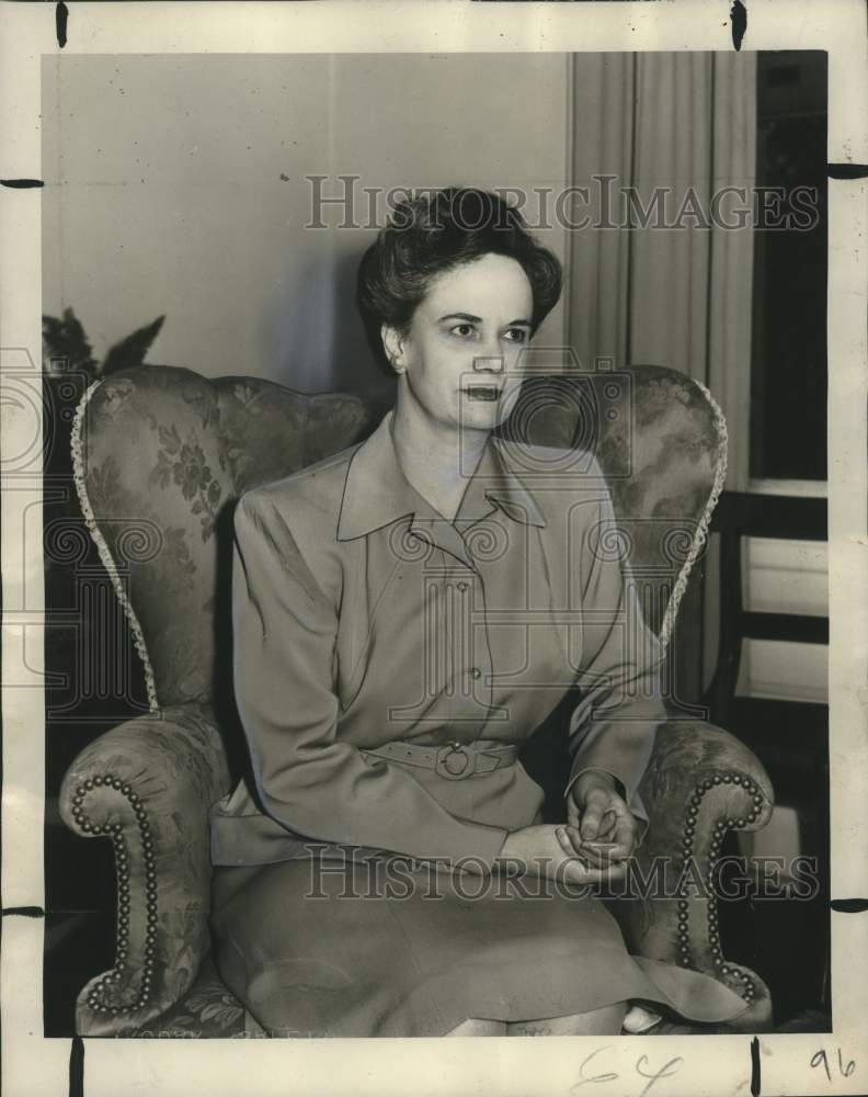 1946 Press Photo Mrs. Albert Spencer Calvert rides in truck following husband- Historic Images