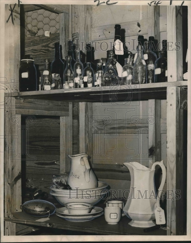 Load image into Gallery viewer, 1964 Press Photo Antique Pitchers, Bowls, Cups, and Medicine Bottles - nox10256
