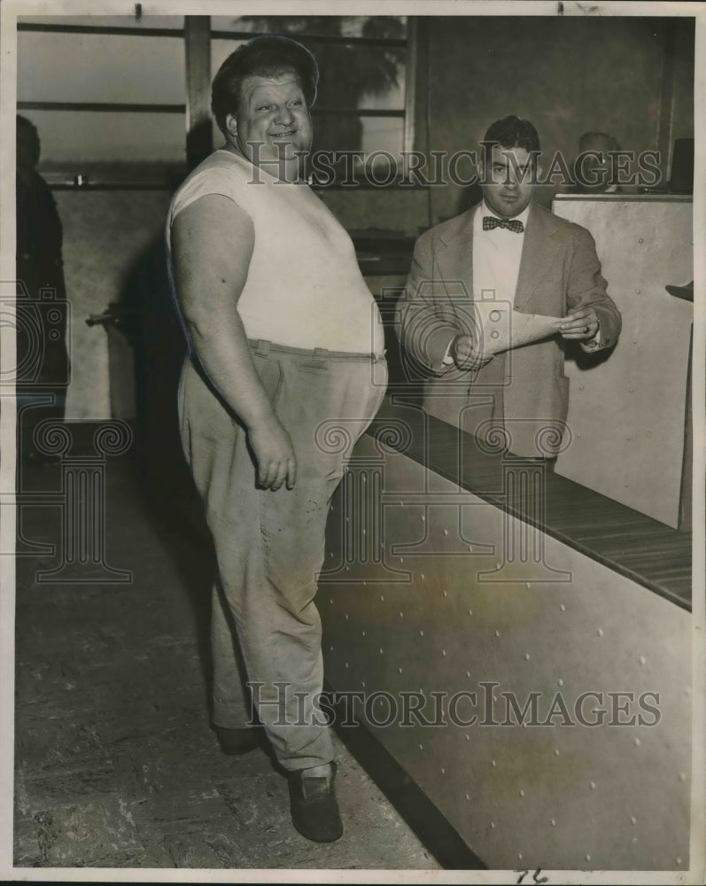Load image into Gallery viewer, 1952 Press Photo Edward "The Hog" Chalmer and Vincent Matranga, Court Clerk
