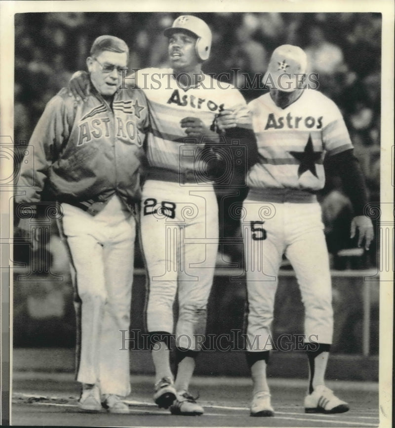 Load image into Gallery viewer, 1976 Press Photo Houston Astros Baseball Player Cesar Cedeno Helped off Field
