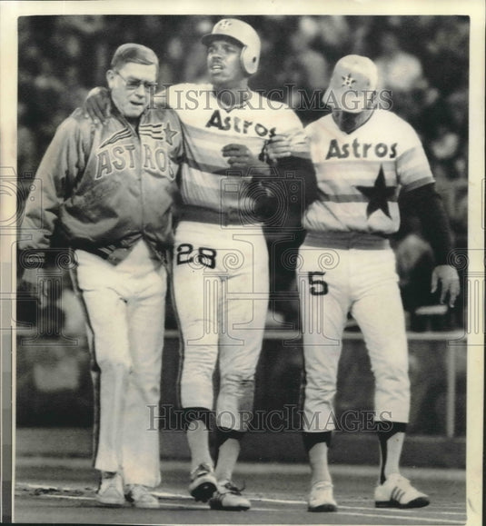 1976 Press Photo Houston Astros Baseball Player Cesar Cedeno Helped off Field