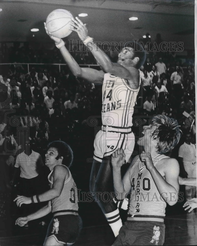 1974 Press Photo University of New Orleans Basketball Game vs Marian College- Historic Images