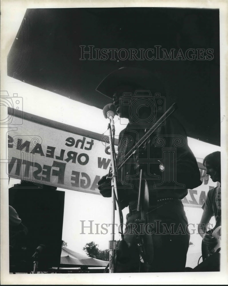 Load image into Gallery viewer, 1976 Press Photo Gatemouth Brown Playing Instrument and Singing - nox10450
