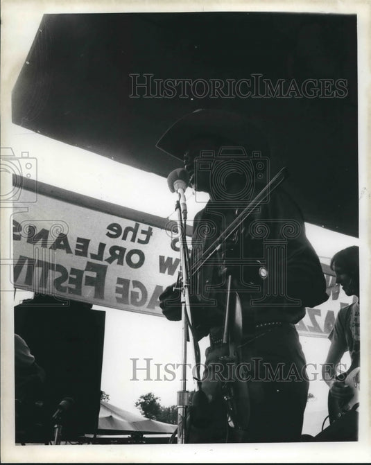 1976 Press Photo Gatemouth Brown Playing Instrument and Singing - nox10450