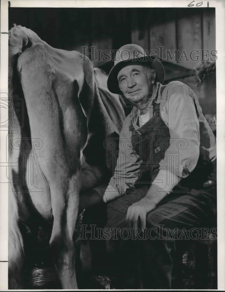 1958 Press Photo Walter Brennan, "The Real McCoy" with Cow - nox10542