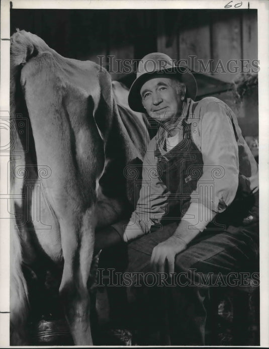 1958 Press Photo Walter Brennan, "The Real McCoy" with Cow - nox10542