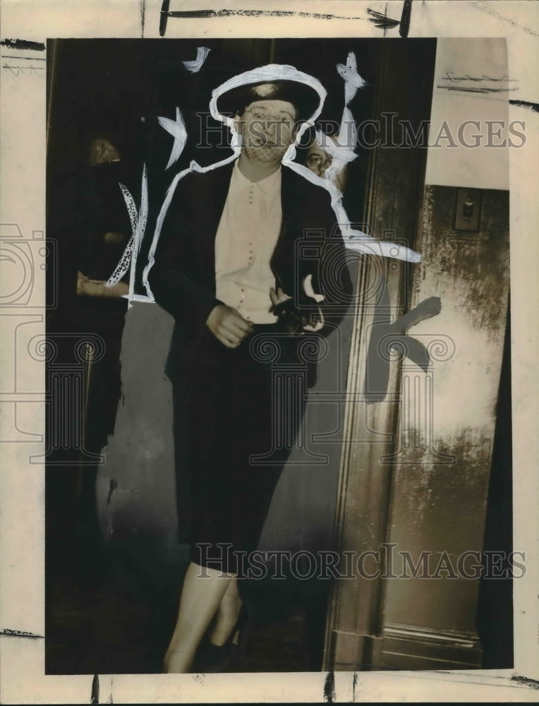 Load image into Gallery viewer, 1939 Press Photo Trial - Myrtle Barnes Leaves Courtroom of Famularo Murder Trial
