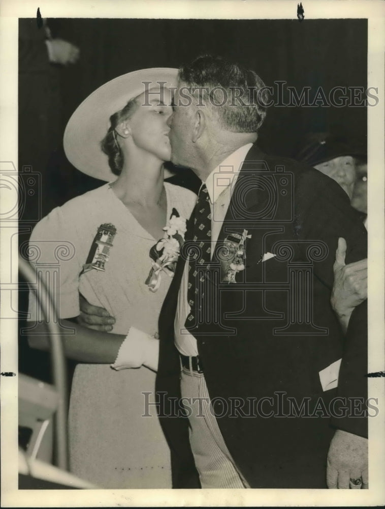 Load image into Gallery viewer, 1935 Press Photo Senator Alben Barkley of Kentucky Congratulated by Daughter
