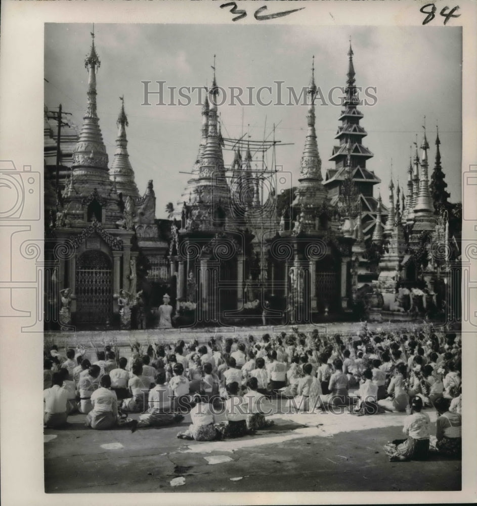 1961 Press Photo Women Praying at Shwedagon Pagoda in Rangoon, Burma - nox10572