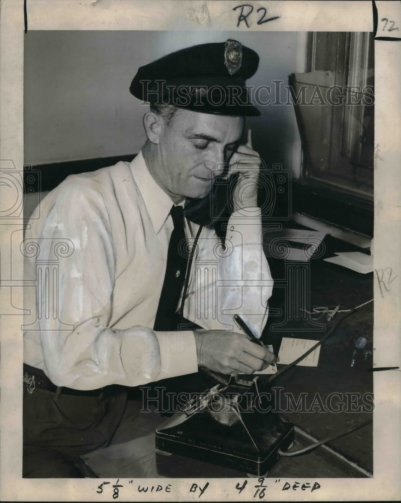 1948 Press Photo Ambulance Driver Eddie Guidroz Answers Emergency Calls
