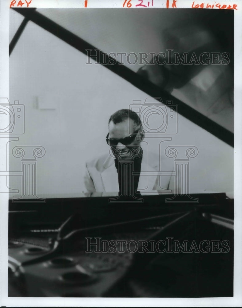 1986 Press Photo Singer Ray Charles Smiling at the Piano - nox10637