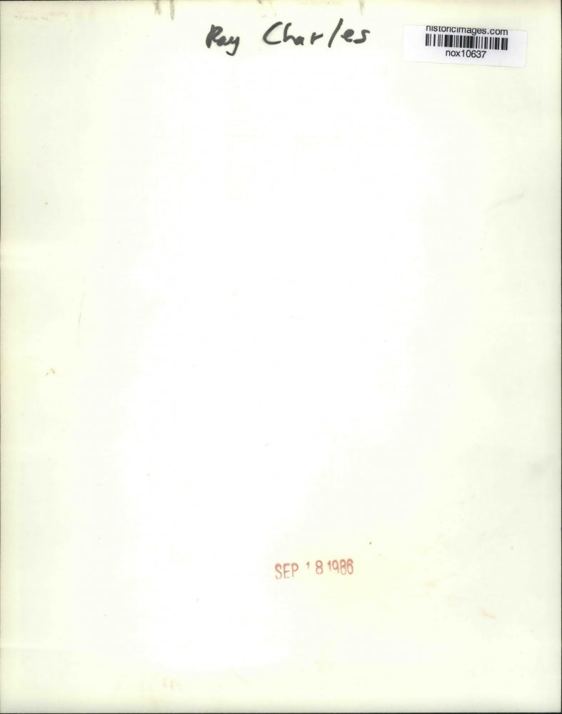 1986 Press Photo Singer Ray Charles Smiling at the Piano - nox10637