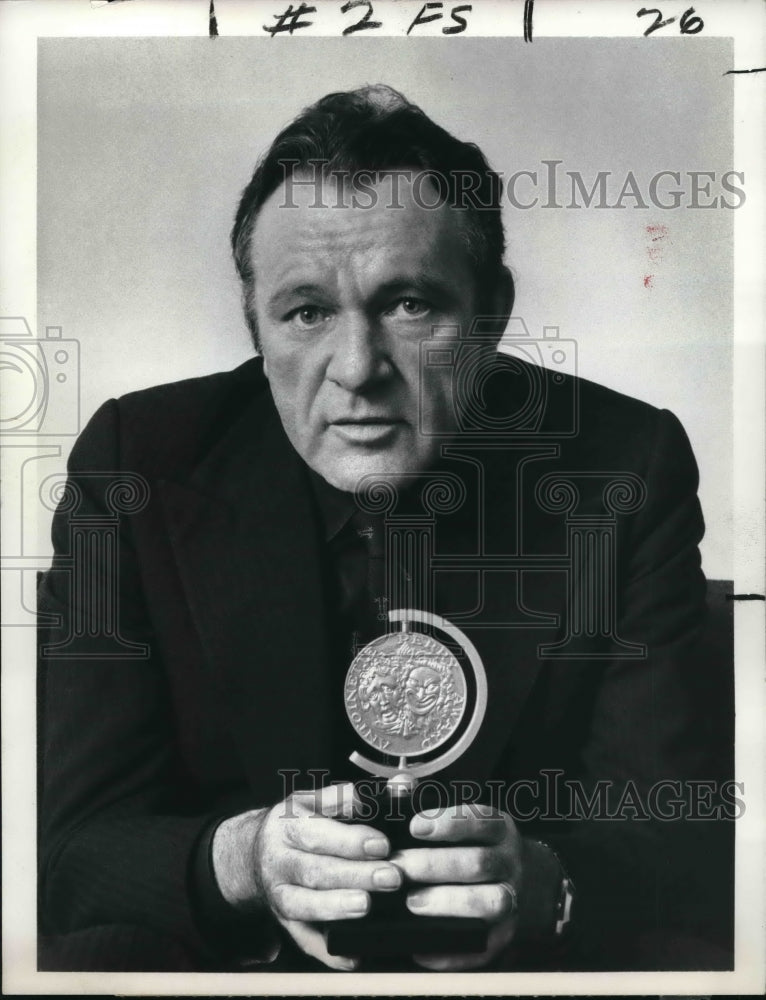 1976 Press Photo The Tony Awards - Richard Burton, Actor. with Tony Award
