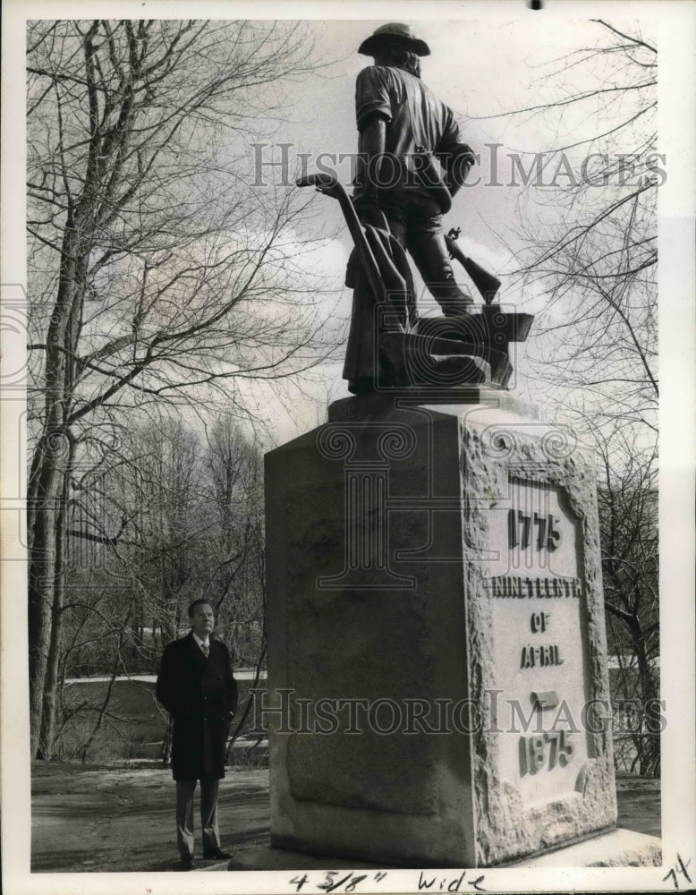 1976 Press Photo David Brinkley Standing Next to Minutemen Statue in "Liberty"