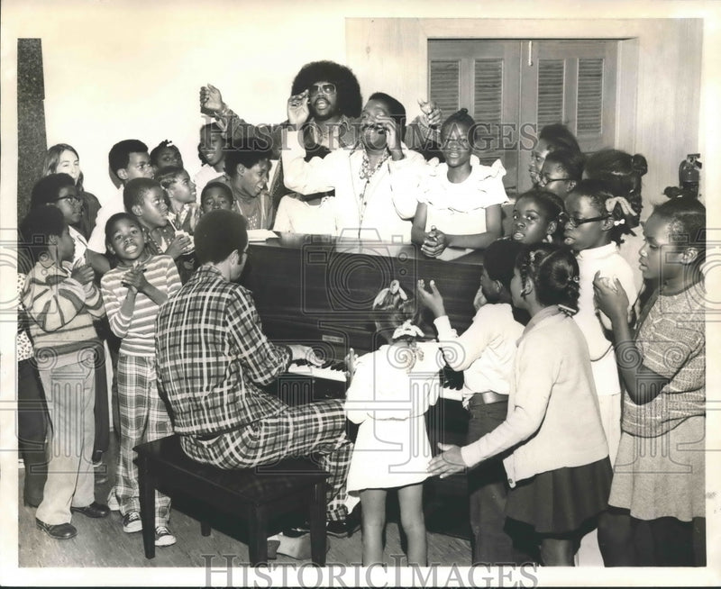 Load image into Gallery viewer, 1974 Press Photo Singers Checkmates in Sing-a-long with Students - nox10898
