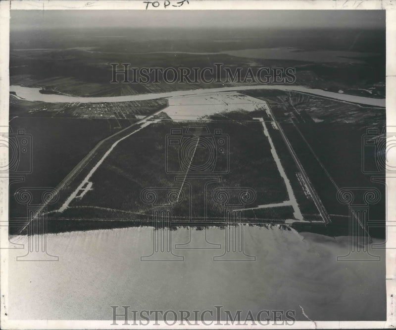 Load image into Gallery viewer, 1950 Press Photo New Orleans - Bonnet Carre Spillway Spills Mississippi River
