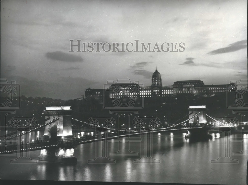 Press Photo Chain Bridge Across the Danube River, Budapest, Hungary - nox11262