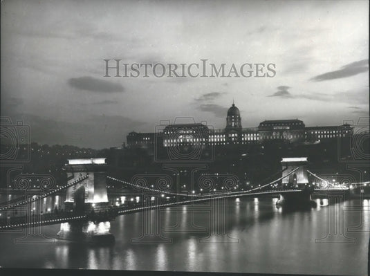 Press Photo Chain Bridge Across the Danube River, Budapest, Hungary - nox11262